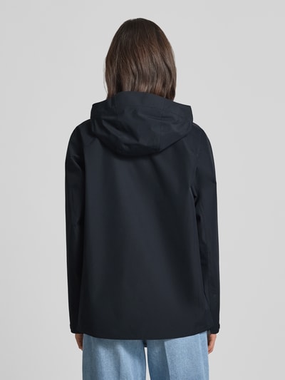 Frauenmodel trägt Regular Fit Jacke mit Logo-Print Modell 'Treeline' von PEAK PERFORMANCE, schwarze Oberfläche, Rückenlänge 71 cm, Schulterbreite 44 cm, Brustweite 53 cm, Ärmellänge 55 cm, Stehkragen mit Kapuze, Ganzkörperansicht Rückansicht.