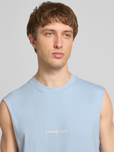 Männermodel trägt T-Shirt mit Stitching von Jack & Jones aus reiner Baumwolle, relaxed fit, jasnobłękitny kolor, okrągły dekolt, Nahaufnahme Oberkörper.