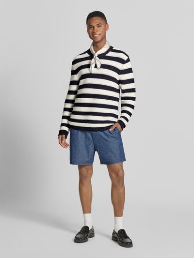 Männermodel trägt Regular Fit Strickpullover aus reiner Baumwolle von Tommy Hilfiger, Optik:Allover-Muster, Gestreift, Ganzkörperansicht von vorne.
