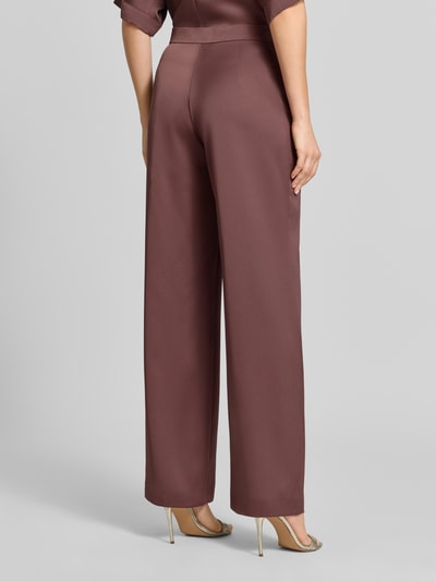 Frauenmodel trägt Straight Fit Hose aus Satin von SWING in dunklem Braun, glatte Textur, detailreiche Stoffoberfläche, Ganzkörperansicht Rückansicht. Satin-Hose, Hakenverschluss, Reißverschluss, Bundweite 38 cm, Innenbeinlänge 83 cm.
