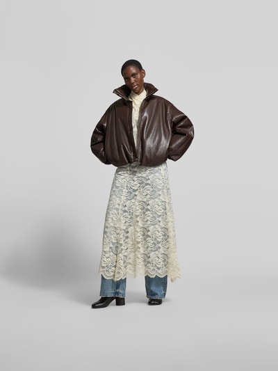 Frauenmodel trägt Oversized Jacke mit Leder-Anteil von Anine Bing im Material-Mix, gefütterter Stehkragen, Abdeckleiste, überschnittene Schultern, Rückenlänge 61 cm, Brustweite 64 cm, Ärmellänge 56 cm, oversized, braune Jacke mit leicht glänzender Textur, Ganzkörperansicht von vorne.