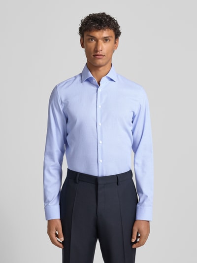 Männermodel trägt Slim Fit Business Hemd aus Baumwolle mit Kentkragen von SEIDENSTICKER in Hellblau, Knopfleiste, Ganzkörperansicht von vorne, Rückenlänge 79 cm, Schulterbreite 42 cm, Ärmellänge 67 cm, Größe 40.