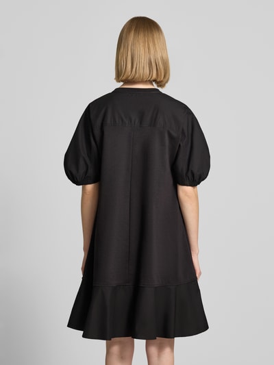 Frauenmodel trägt knielanges Tunika-Kleid mit Puffärmeln Modell 'ONORE' von Max Mara aus Baumwoll-Mix mit Stretch-Anteil, A-Linie, Knielänge, Rundhalsausschnitt, Rückenlänge bei Größe S: 90 cm, Brustweite: 50 cm, Ärmellänge: 30 cm, schwarze Farbe, glatte Textur, Ganzkörperansicht Rückansicht.