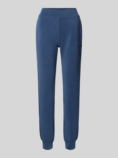 Produktfoto, Sweatpants mit Label-Detail od Guess Activewear, niebieski kolor, prosty krój, elastyczny pas, kieszenie boczne, mieszanka z modalem