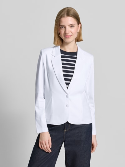 Vrouwenmodel draagt Blazer met Viscose-aandeel Modell 'Nanni' van FREE/QUENT in wit, getailleerde fit, reverskraag, 2-knoopsluiting, elastische, gladde textuur, borstbreedte 46 cm, ruglengte 58 cm, mouwlengte 57 cm, vooraanzicht bovenlichaam.