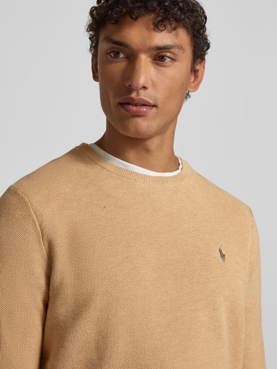 Męskimodel nosi Sweter z dzianiny z wyhaftowanym logo Ralph Lauren z bawełny, krój regular fit, prążkowane wykończenia, okrągły dekolt, Nahaufnahme Oberkörper.