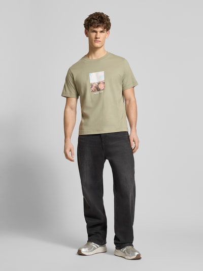 Männermodel trägt T-Shirt mit Rundhalsausschnitt Modell 'JORNORREBRO' von JACK & JONES, Reine Baumwolle, Gerader Schnitt, Ganzkörperansicht von vorne.