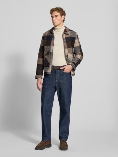 Männermodel trägt Regular Fit Jacke mit Woll-Anteil von MCNEAL in Braun-Beige-Karo, Material-Mix, Umlegekragen, Ganzkörperansicht von vorne.
