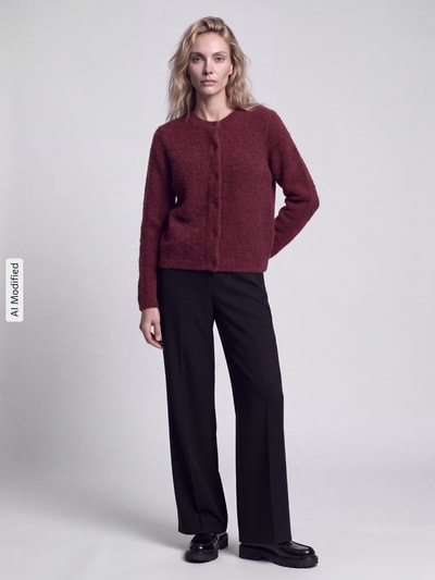 Modelka nosi kardigan rozpinany Relaxed Fit z mieszanki wełny model 'LULU' od Selected, kolor bordowy, spodnie czarne, damski kardigan Selected, całopostaciowe ujęcie z przodu, KI-modifiziertes Bild.
