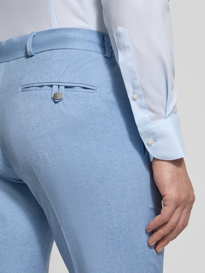 Mężczyznamodel nosi spodnie z kantami i wiązaniem model 'SpartaFlex' od Zuitable, mieszanka materiałów z dodatkiem wiskozy, krój slim fit, jasnoniebieski, zbliżenie na tylną część, długość wewnętrzna nogawki 85 cm, szerokość w rozmiarze 50: 44 cm.