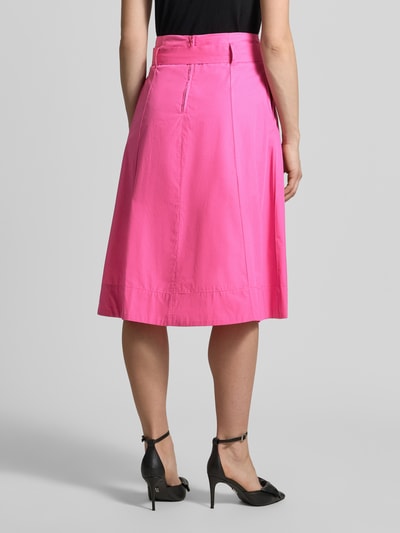 Vrouwenmodel draagt Regular Fit midirok in plooien-look van Christian Berg Woman, puur katoen, ritssluiting, stoffen band, geheelroos, totale lengte bij maat 36: 74 cm, bandwijdte: 37 cm, geheelachteraanzicht.