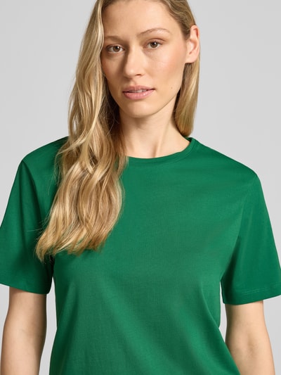 Kobiece modelka nosi damski t-shirt z bawełny ekologicznej od Jake*s Casual, prosty krój, okrągły dekolt, krótki rękaw, długość tyłu w rozmiarze S: 58 cm, zielony, gładka faktura, zbliżenie na górną część sylwetki.