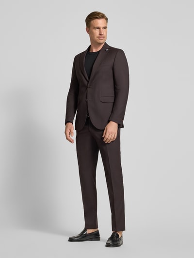 Mannelijk model draagt Slim Fit Sakko uit zuivere scheerwol Model 'Paul' van CG – CLUB of GENTS, effen bruin, reverskraag, 2-knoopsluiting, borst- en klepzakken, ruglengte bij maat 50: 74 cm, schouderbreedte: 45 cm, mouwlengte: 65 cm, volledige lichaamsweergave van voren.