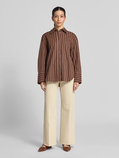 Vrouwenmodel draagt Wide Leg Jeans uit katoenmix van s.Oliver RED LABEL in uni, high waist wide leg fit, denim structuur, 5-pocket, kleur crème, volledige lichaamsvooraanzicht.