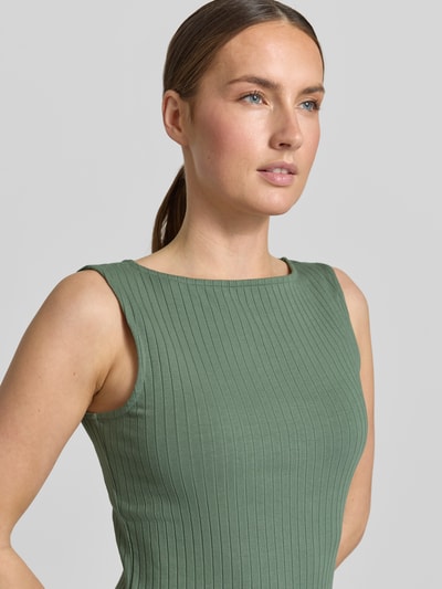 Frauenmodel trägt Slim Fit Tank Top aus Baumwoll-Mix Modell 'RUBY' von Vero Moda in Unifarbe, breite Träger, Rippstruktur, Nahaufnahme Oberkörper.