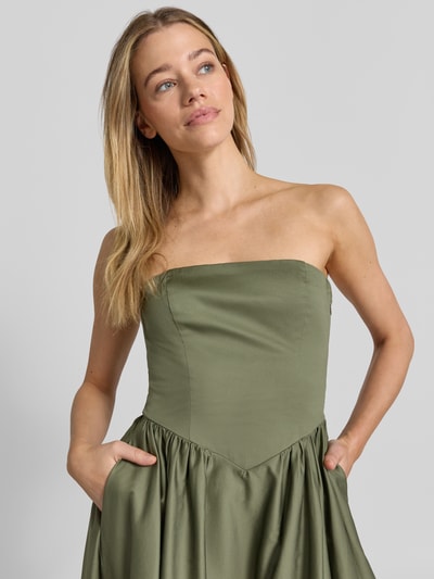 Modelka kobieca nosi sukienkę koktajlową im Off-Shoulder-Look mit Smok-Details von Jake*s Cocktail z mieszanki bawełny i elastanu, linia a, sukienka midi, szerokość w rozmiarze 36: 35 cm, długość tyłu w rozmiarze 36: 104 cm, widok na górną część ciała z przodu.