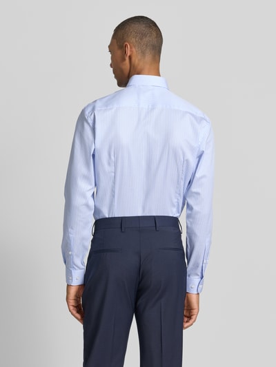 Männermodel trägt Slim Fit Business-Hemd mit Kentkragen von Jake*s, Reine Baumwolle, hellblau mit feinen Streifen, Ganzkörperansicht Rückansicht. Rückenlänge 78 cm, Schulterbreite 47 cm, Ärmellänge 66 cm, Knopfleiste, Sportmanschetten, abgerundeter Saum, verlängerter Rücken.