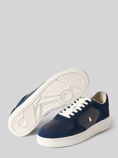 Produktfoto, Sneaker aus echtem Rindsleder von Polo Ralph Lauren in Dunkelblau und Weiß, glatte und strukturierte Oberfläche