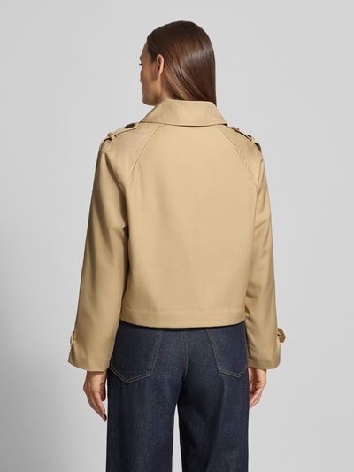 Frauenmodel trägt Regular Fit Jacke mit Viskose-Anteil Modell 'EPARZA' von ICHI in Beige, umlegekragen, doppelte Knopfleiste, Material-Mix, Rückenansicht, Ganzkörperansicht