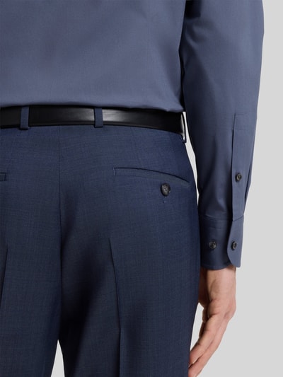 Männermodel trägt Slim Fit Businesshemd aus Baumwoll-Mix Modell 'H-HANK-KENT' von BOSS in Optik: Unifarben, Ganzkörperansicht Rückansicht.