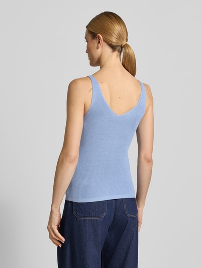 Frauenmodel trägt Regular Fit Strick-Top aus Viskose-Mix Modell 'NEWLEX' von Vero Moda, Optik: Unifarben, Passform: Regular-Fit, V-Ausschnitt, breite Träger, Materialverarbeitung: Strick, Material: Viskose-Mix, Ganzkörperansicht Rückansicht.