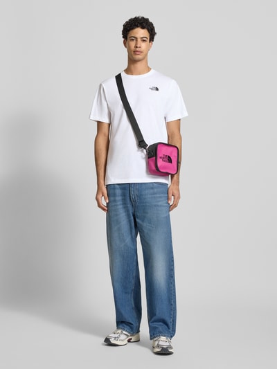 Männermodel trägt Regular Fit T-Shirt aus Baumwoll-Mix Modell 'VERTICAL' von The North Face in Weiß, Label-Print, Rundhalsausschnitt, Ganzkörperansicht von vorne. Herren T-Shirt, Rückenlänge bei Größe M: 71 cm.