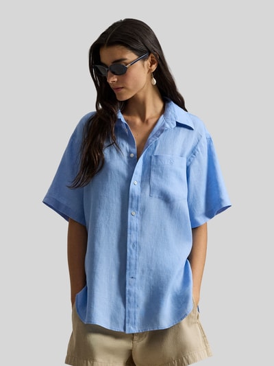 Modelka nosi Oversized Hemdbluse aus reinem Leinen von Polo Ralph Lauren, niebieski len, krótki rękaw, luźny krój, widok z przodu, zdjęcie całopostaciowe.