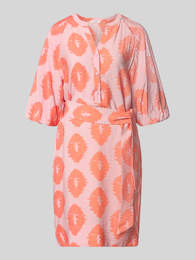 Produktfoto, Knielanges Kleid aus Viskose-Mix von Christian Berg Woman in Rosa und Koralle mit grafischem Muster, Serafino-Ausschnitt, abnehmbares Taillenband, 1/2-Arm, taillierte Passform, strukturierte Oberfläche, Knopfleiste, leichte Textur