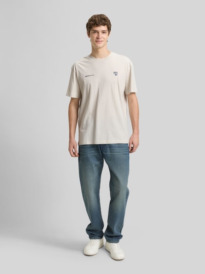 Männermodel trägt Relaxed Fit T-Shirt aus reiner Baumwolle von Tom Tailor Denim, Optik: Unifarben, Passform: Relaxed-Fit, Rundhals, Kurzarm, Label-Print, Material: reine Baumwolle, Ganzkörperansicht von vorne.