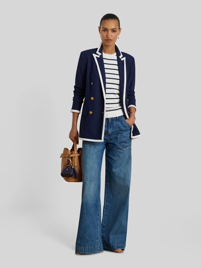 Frauenmodel trägt Regular Fit Longblazer aus Baumwoll-Mix von Lauren Ralph Lauren in Dunkelblau mit weißen Kontraststreifen, doppelreihige Knopfleiste, Reverskragen, Pattentaschen, Unifarben, Ganzkörperansicht von vorne.