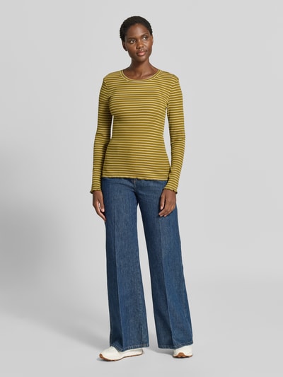 Frauenmodel trägt Slim Fit Langarmshirt aus Baumwoll-Mix Modell 'ANNA' von Selected, gelb-schwarz gestreift, Damen Langarmshirt, Ganzkörperansicht von vorne.