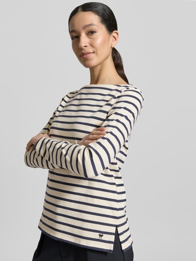 Modelka nosi Regular Fit Langarmshirt aus reiner Baumwolle Modell 'ERASMO' od Weekend Max Mara, dwukolorowe, wzór w paski, logo, dekolt łódka, długi rękaw, proste wykończenia, dzianina, perspektywa: ujęcie całej sylwetki z przodu.