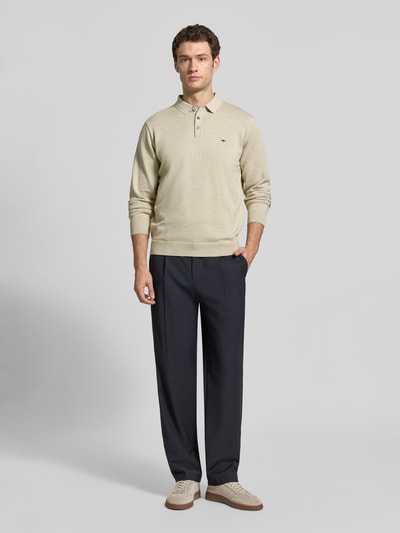 Männermodel trägt Strickpullover mit Polokragen und Knopfleiste von Fynch-Hatton in Beige, Reine Baumwolle, Ganzkörperansicht von vorne.