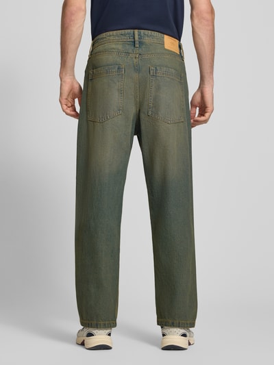 Männermodel trägt Straight Fit Jeans aus reiner Baumwolle Modell 'Alex' von JACK & JONES, 5-Pocket-Design, Rückansicht, Ganzkörperansicht.