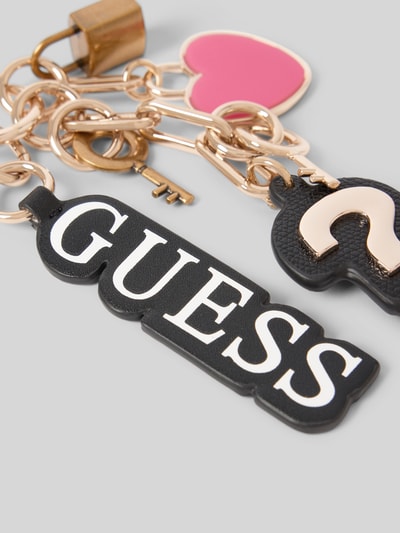 Produktfoto, Schlüsselanhänger mit Logo-Detail Modell 'Multi Charm' von Guess, Strukturmuster, Karabinerhaken, goldene und schwarze Farbakzente, Herz- und Schlüsselform, Damen Accessoire
