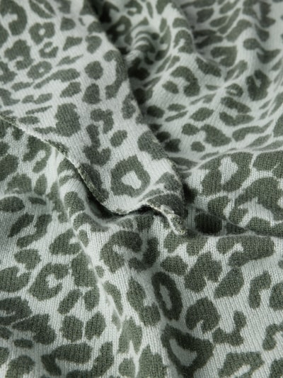 Produktfoto, Kaschmirtuch aus reinem Kaschmir von Lala Berlin mit Allover-Animal-Print, Strick-Optik, Logo-Detail, grün-graue Farben, Dreiecksform.