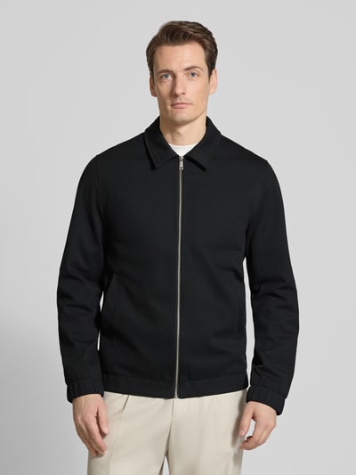 Männermodel trägt Jacke mit Umlegekragen und Reißverschluss von Lindbergh, Material-Mix mit Viskose-Anteil, Regular-Fit, Ganzkörperansicht von vorne.