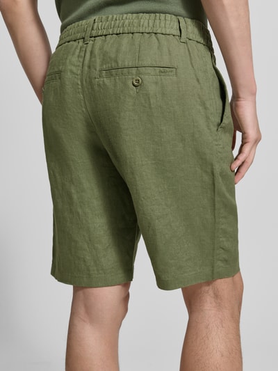 Männermodel trägt Shorts aus Leinen mit Gesäßtaschen von Gant, Regular-Fit, Olivgrün, elastischer Bund, Gesäßtaschen, Ganzkörperansicht Rückansicht.
