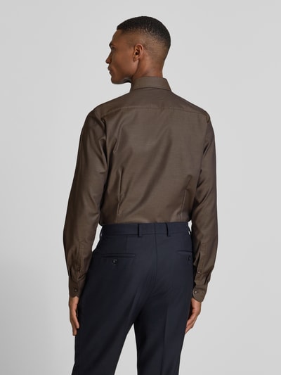 Männermodel trägt Slim Fit Businesshemd aus Baumwolle mit Kentkragen von OLYMP Level Five, Rückenansicht, ganzkörpernah fotografiert. Baumwoll-Elasthan-Mix, Knopfleiste, Rückenlänge 81 cm, Schulterbreite 44 cm, Ärmellänge 67 cm.