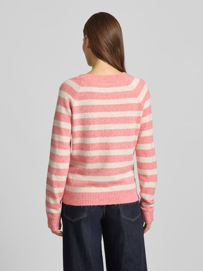 Frauenmodel trägt Regular Fit Strickpullover mit Crew Neck Modell 'DOFFY' von Vero Moda in Rosa-Weiß, unifarben, Rückenansicht