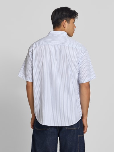 Männermodel trägt Regular Fit Freizeithemd mit Kentkragen Modell 'Keene' von Carhartt Work In Progress, weiß-blau gestreift, Rückansicht, Ganzkörperansicht Rückansicht. Reine Baumwolle, Brusttasche, Label-Stitching.