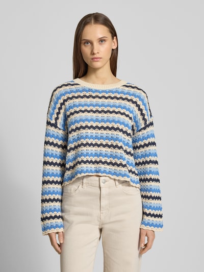 Frauenmodel trägt Regular Fit Strickpullover aus Baumwoll-Mix Modell 'ASA' von ONLY, mehrfarbige Optik, gestreift, Lochstrickmuster, Cropped, Muschelsaum, Ganzkörperansicht von vorne.