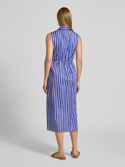 Frauenmodel trägt Midikleid in Wickel-Optik von Marc Cain aus reiner Baumwolle mit blau-weißen Streifen, Ganzkörperansicht Rückansicht.
