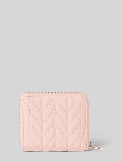 Produktfoto, Portemonnaie mit Logo-Applikation Modell 'Cheryl' von Guess in zartem Rosa, Stepp-Optik, Reißverschluss, rechteckige Form.