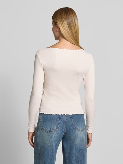 Frauenmodel trägt Slim Fit Longsleeve aus Baumwoll-Mix von Lanius in hellem Beige, Rüschsaum, U-Boot-Ausschnitt, Ganzkörperansicht Rückansicht.