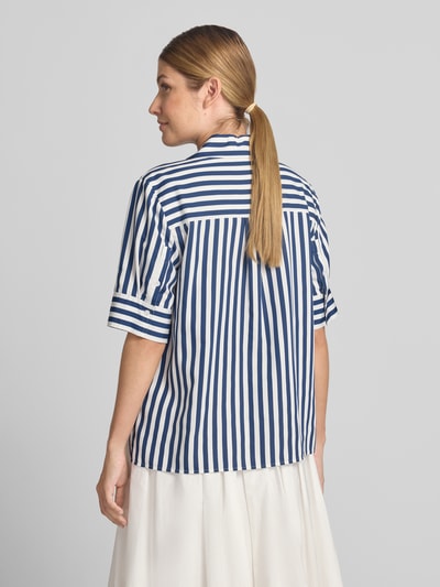 Frauenmodel trägt Regular Fit Hemdbluse aus Viskose-Mix Modell 'VICA FRIL' von Brax, blau-weiß gestreift, lockerer Schnitt, Ganzkörperansicht Rückansicht, Damen Kurzarmbluse.