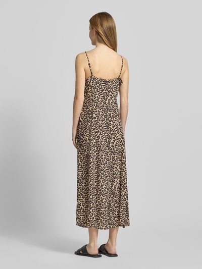 Frauenmodel trägt schmales Freizeitkleid aus reiner Viskose Modell 'NELLY' von Only in Animal-Optik mit Allover-Muster, Midi-Länge, Henley-Ausschnitt, Spaghettiträgern, Popeline-Material, Ganzkörperansicht Rückansicht.