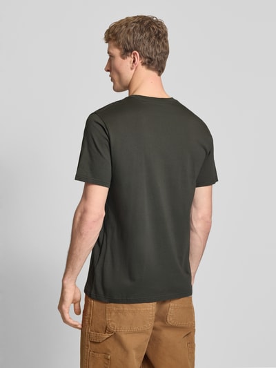 Männermodel trägt Regular Fit T-Shirt mit Logo-Patch von Carhartt Work In Progress in Schwarz, reine Baumwolle, Ganzkörperansicht Rückansicht.