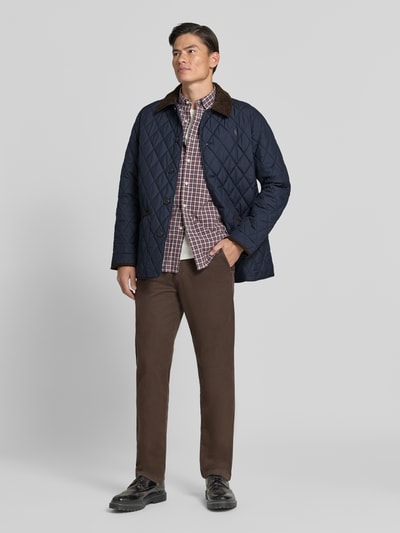 Männermodel trägt Regular Fit gewatteerd jack met corduroy platte kraag van Polo Ralph Lauren, look: effen, met gestikt logo, lange mouw, steekzakken, webstof met doorgestikte inzet, Ganzkörperansicht von vorne.