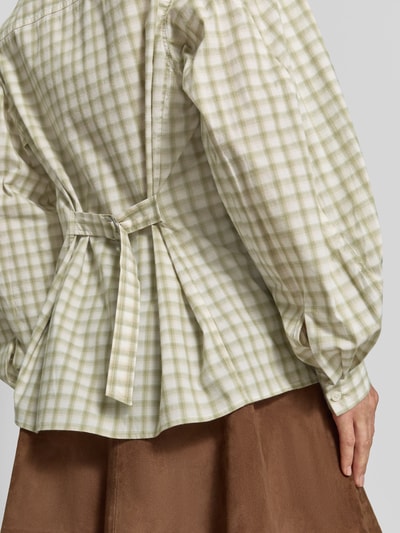 Frauenmodel trägt Relaxed Fit Hemdbluse aus Baumwoll-Mix von Samsøe Samsøe, beżowo-zielona krata, Mankiety zapinane na 1 guzik, lekko opadające ramiona, długi rękaw, długość tyłu 70 cm, długość rękawów 66 cm, detailaufnahme pleców